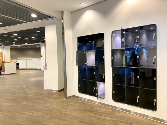 Lufthansa Senator Lounge B Frankfurt lockers