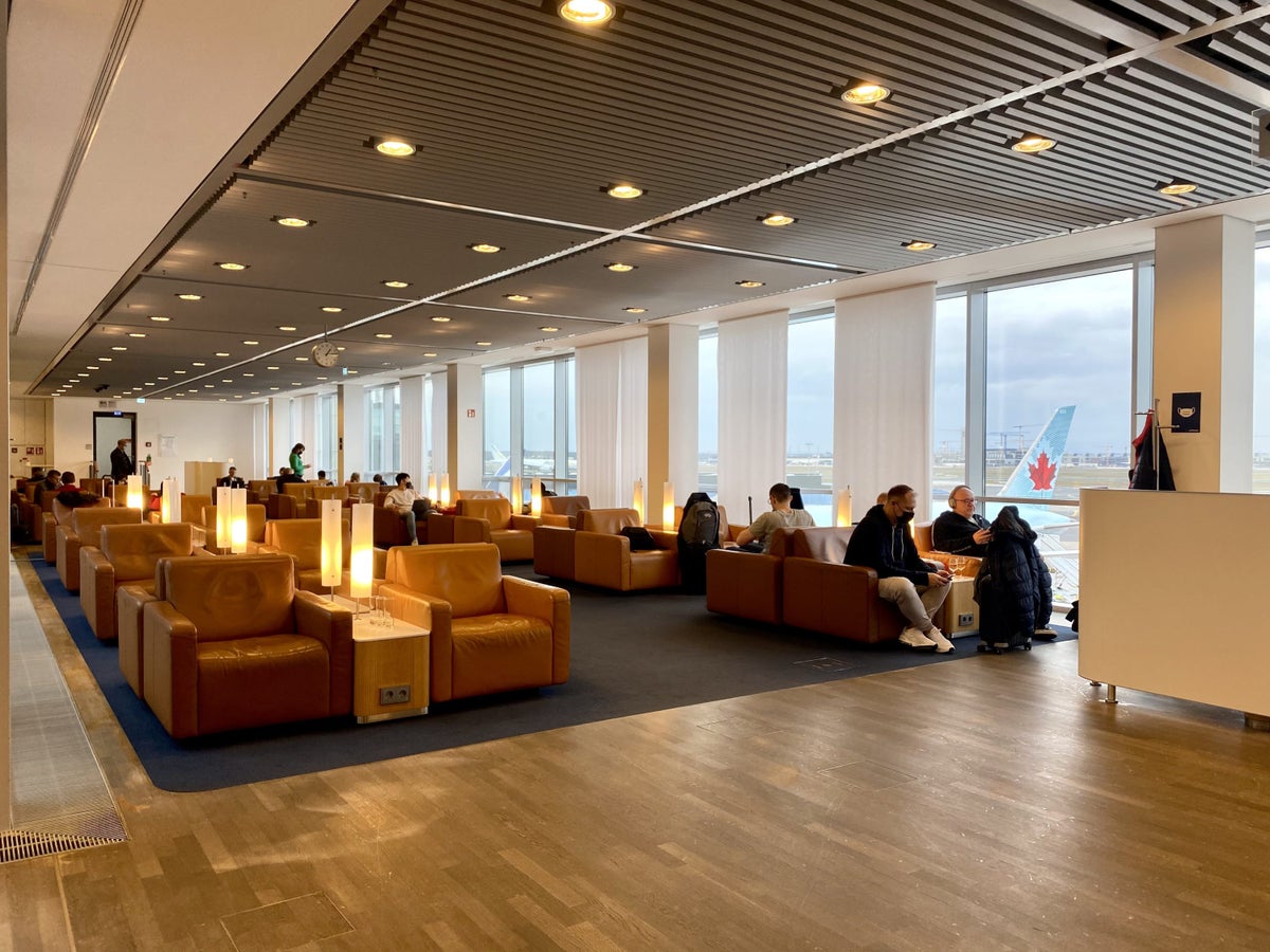 Lufthansa Senator Lounge B Frankfurt main seating area