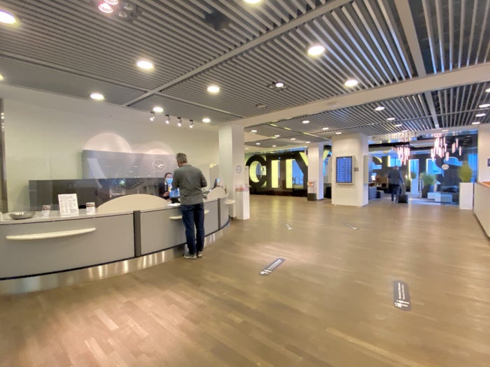 Lufthansa Senator Lounge B Frankfurt reception