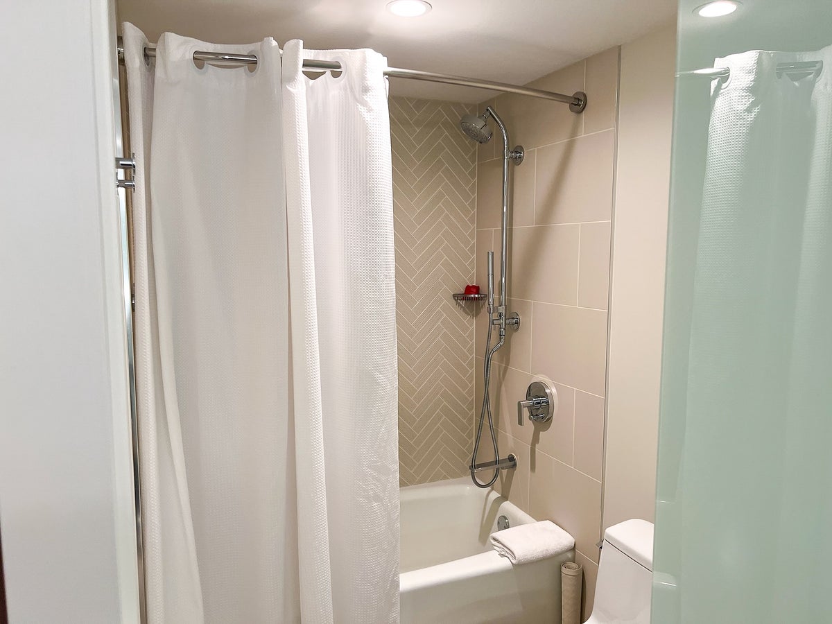 Hyatt Regency Maui Resort and Spa room shower and bathroom