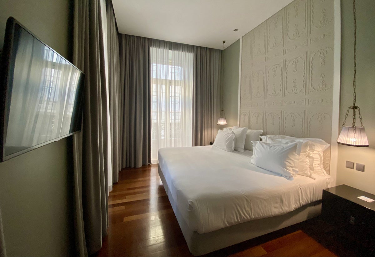 Pousada de Lisboa Small Luxury Hotels of the World bedroom bed and tv