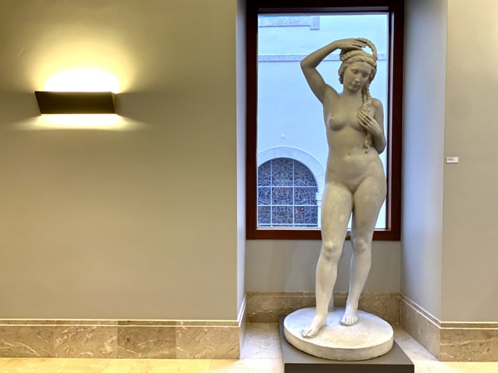 Pousada de Lisboa Small Luxury Hotels of the World hotel decor female statue