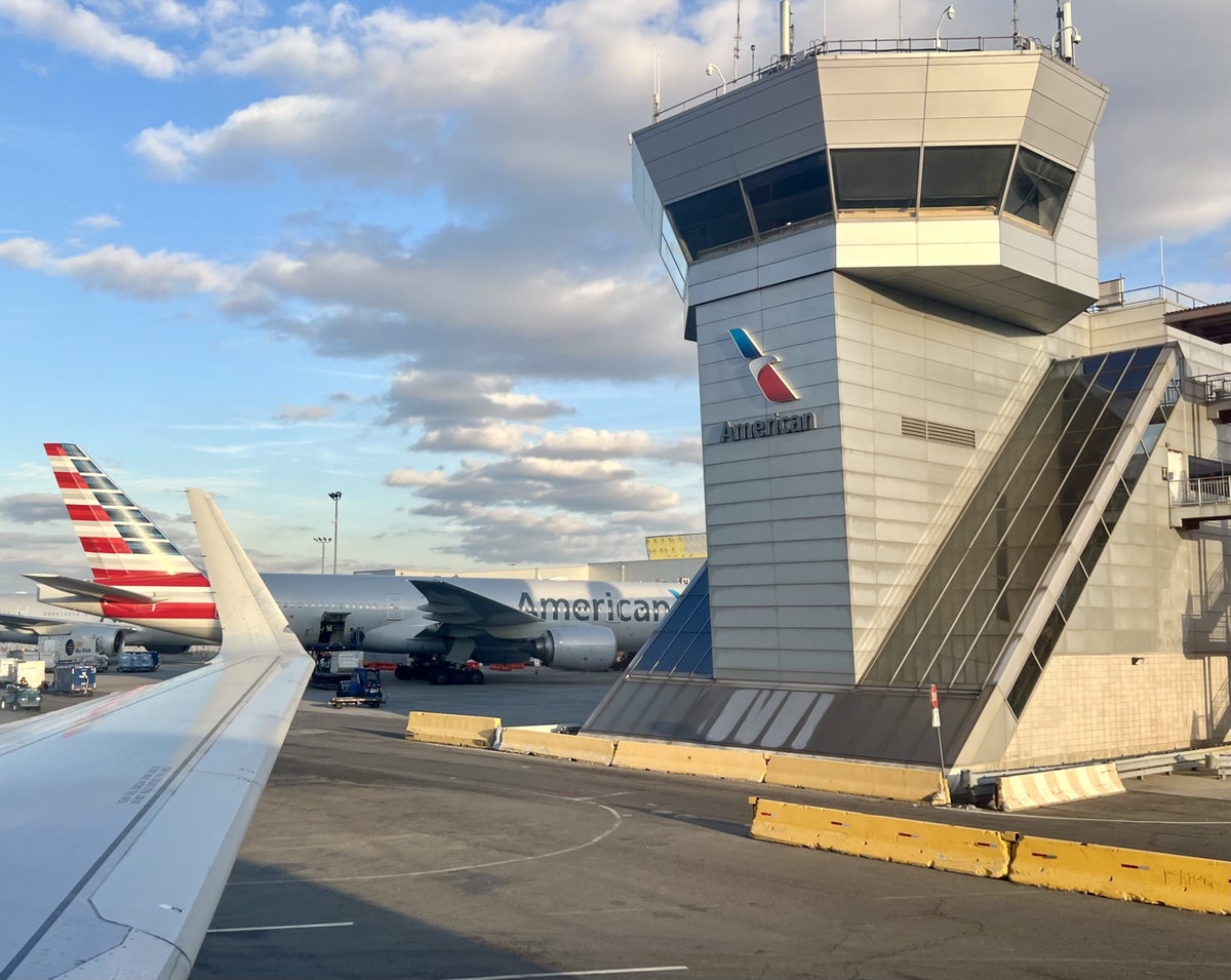 American Airlines Review – Seats, Amenities, Customer Service, Baggage Fees & More