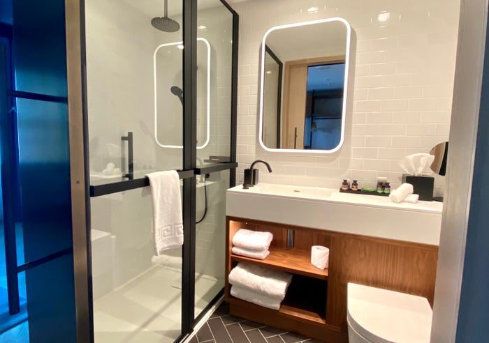 Canopy by Hilton London City bathroom