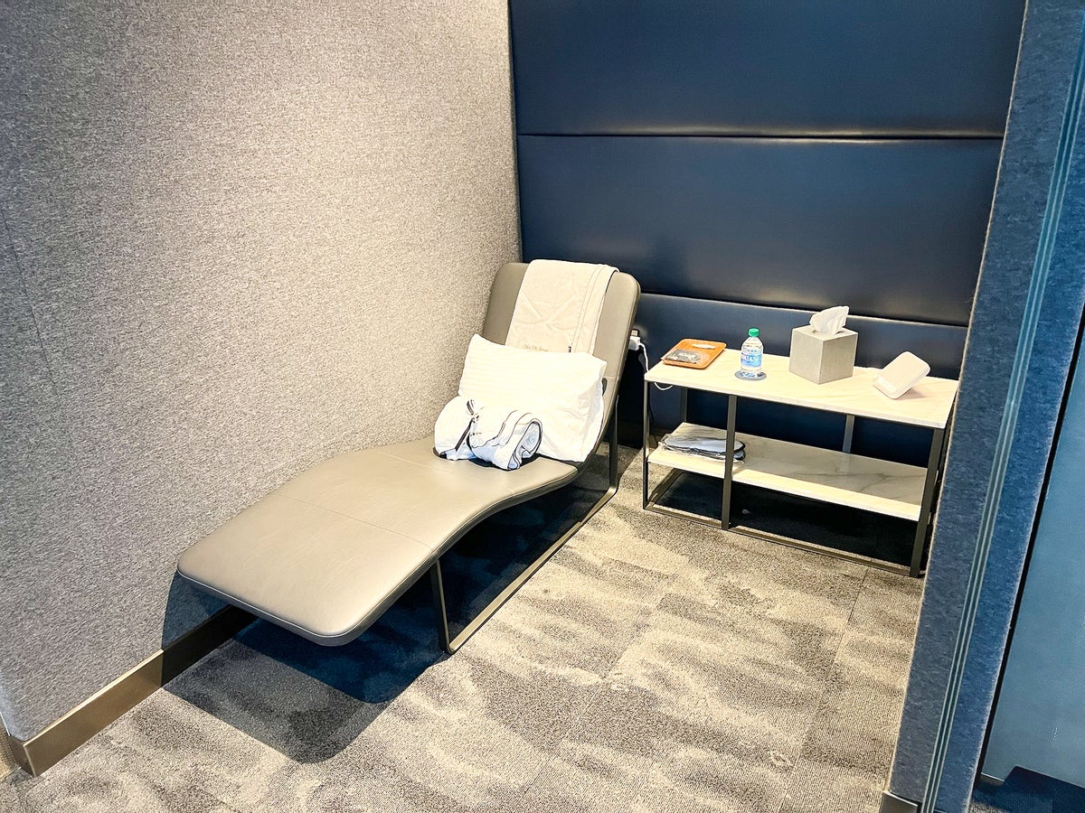 United Polaris Lounge Houston IAH daybed