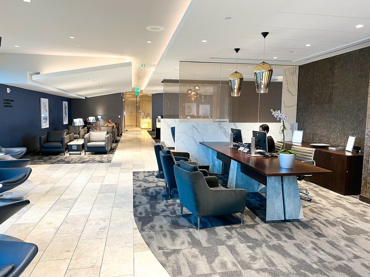 United Polaris Lounge Houston IAH help desk