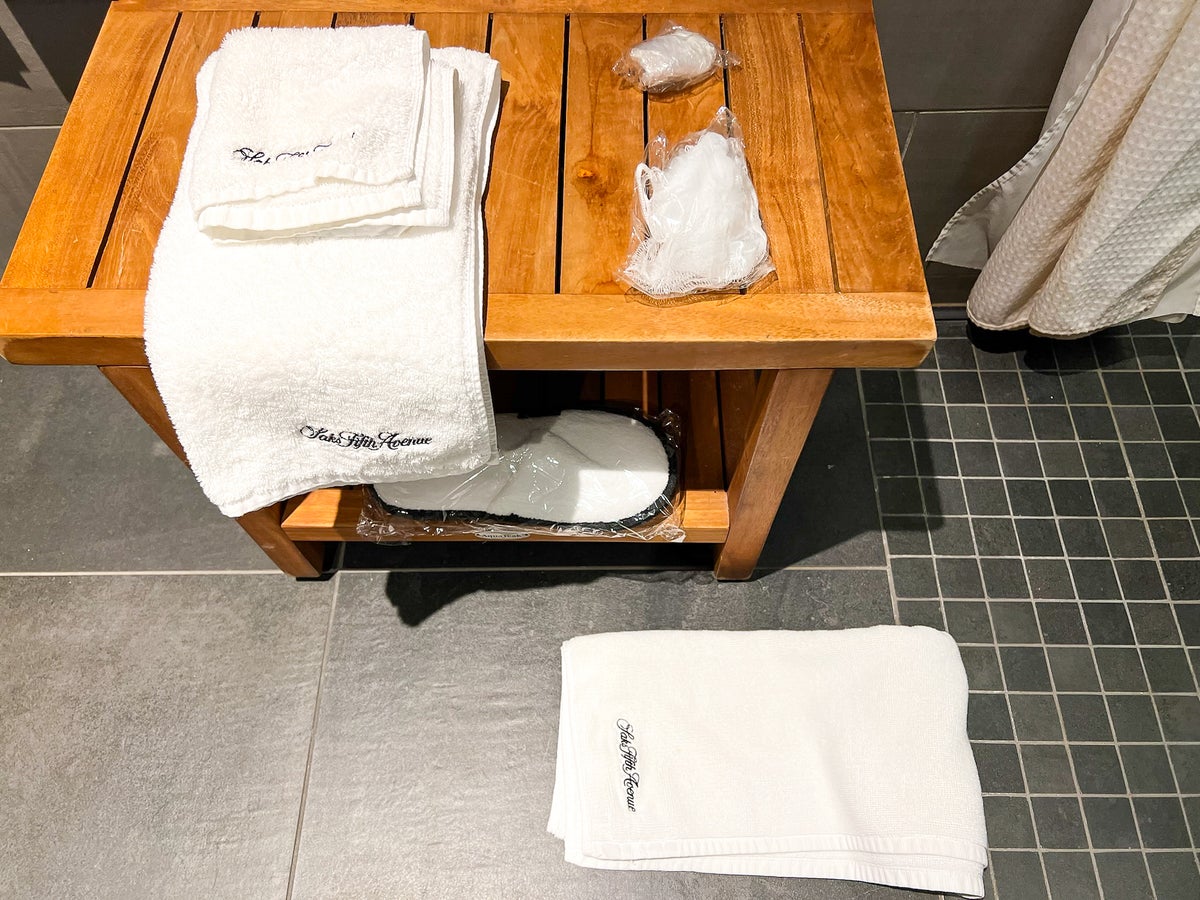 United Polaris Lounge Houston IAH towels