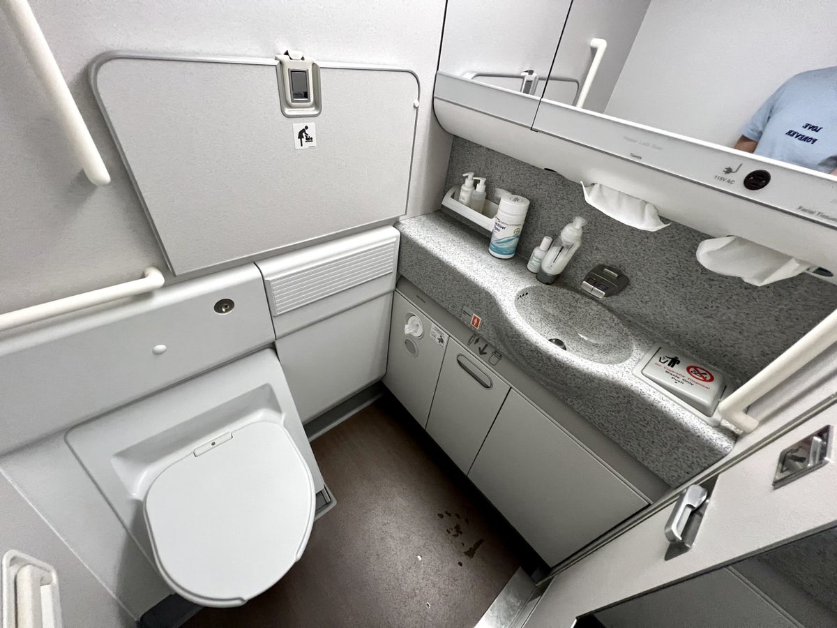 British Airways Boeing 777 300 Club Suite bathroom space