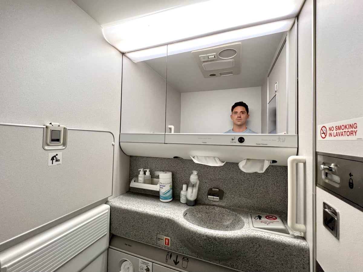 British Airways Boeing 777 300 Club Suite bathroom