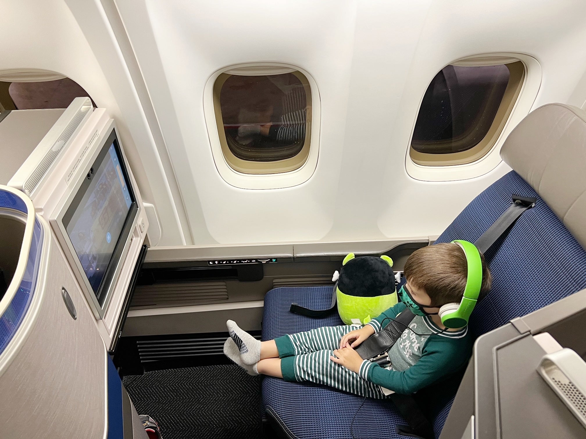 Toddler in United Polaris Business Class 767