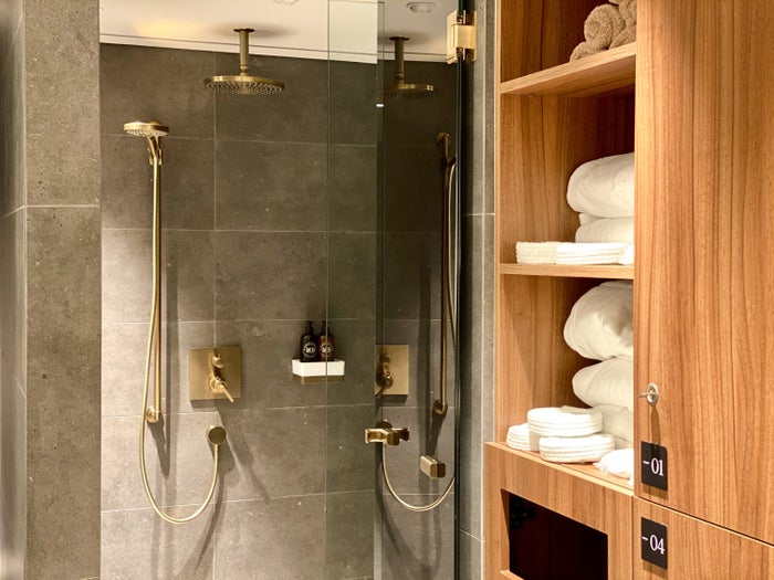 Academias Hotel changing room shower