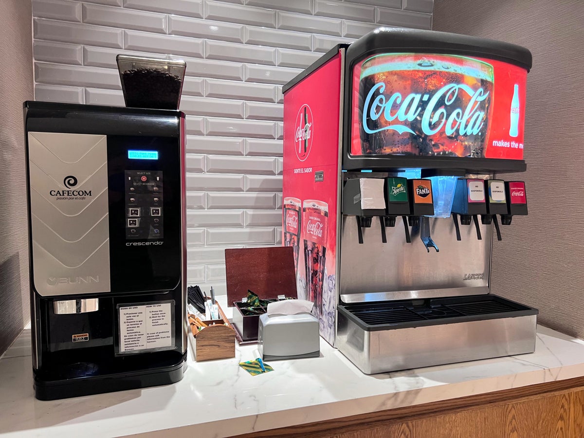Aeropuertos VIP Club coffee and soda machines