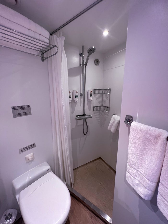 National Geographic Endeavour II Bathroom