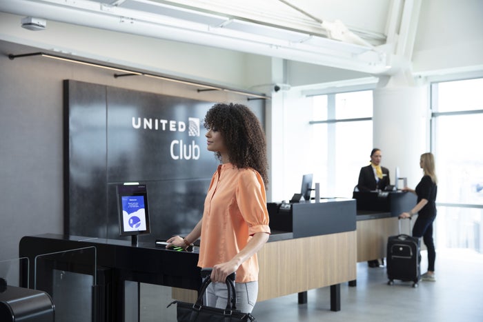 Self scan entrance at EWRs United Club