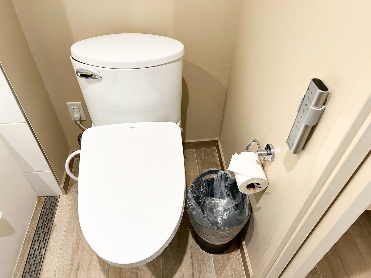 Sheraton Waikiki Oceanview Room toilet