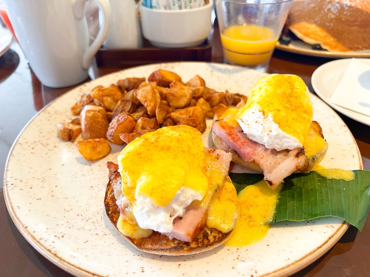 Sheraton Waikiki breakfast eggs benedict