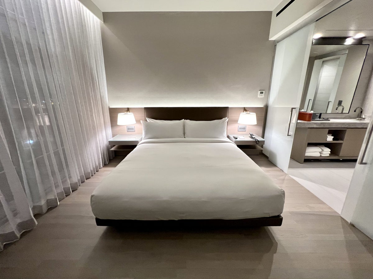 TETRA Hotel Autograph Collection suite bed