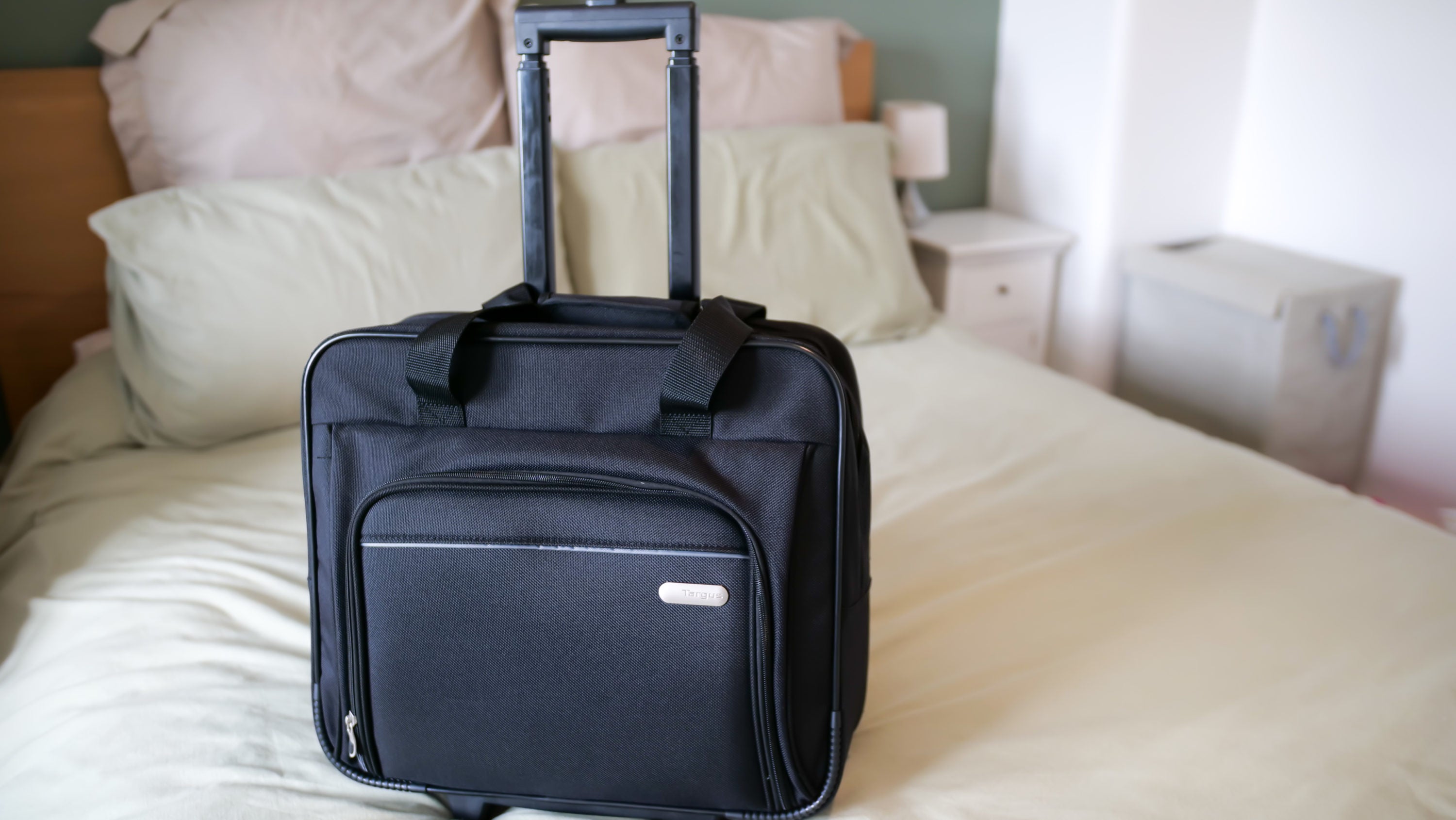 Underseat luggage clearance with laptop compartment