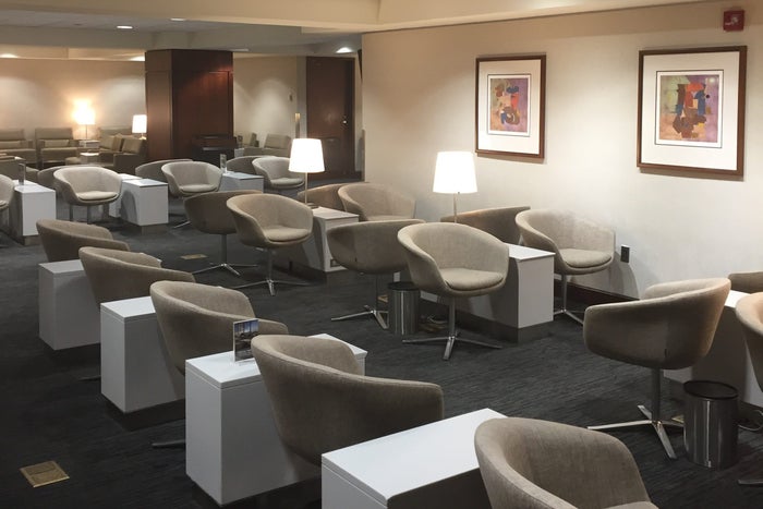 United Club IAD C17