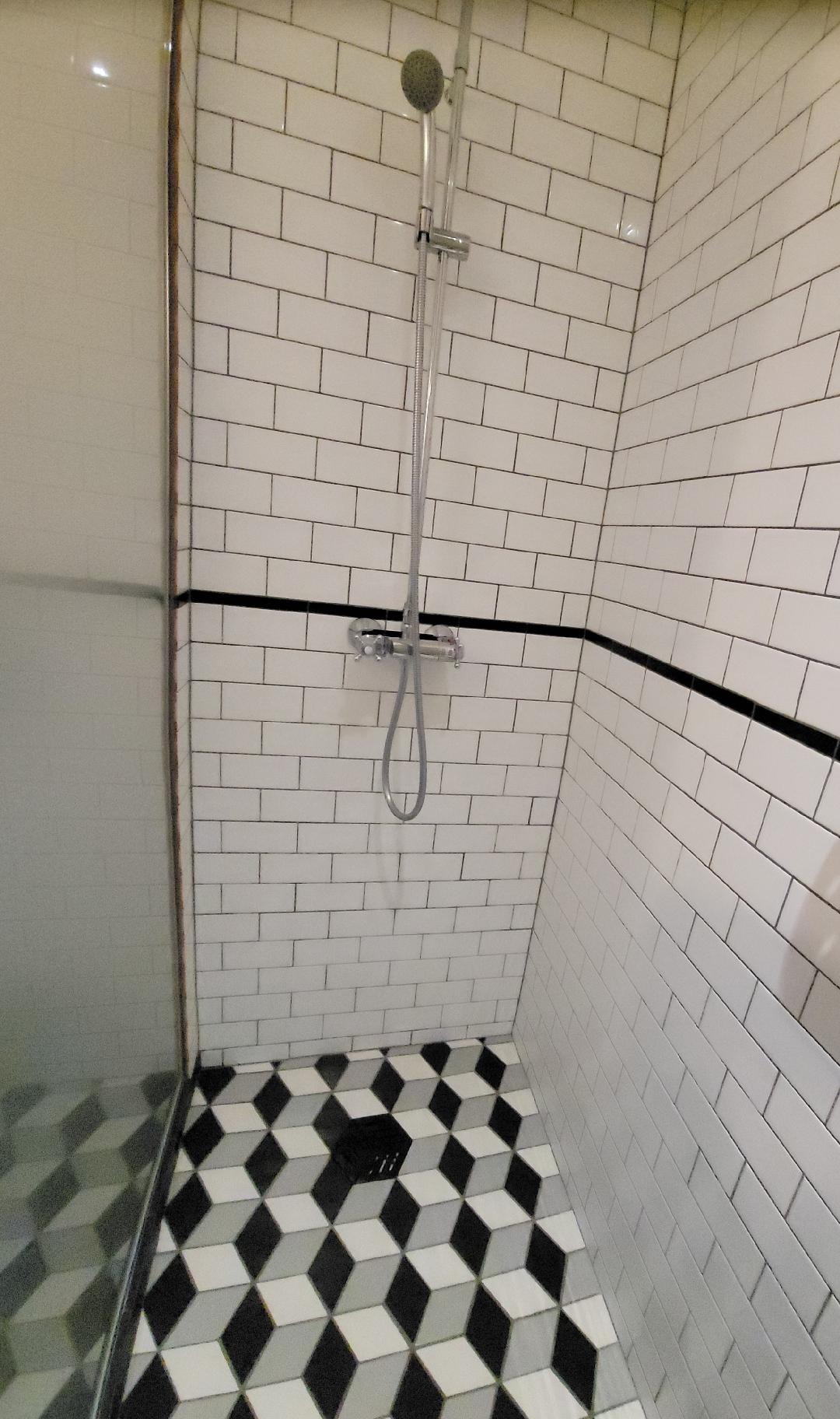 Kvosin Hotel Shower