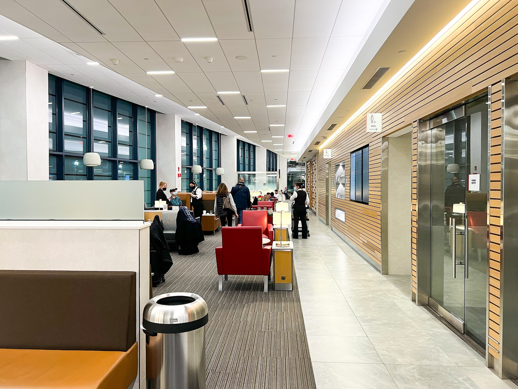 Boston Airport Stores - 9ddmhj1