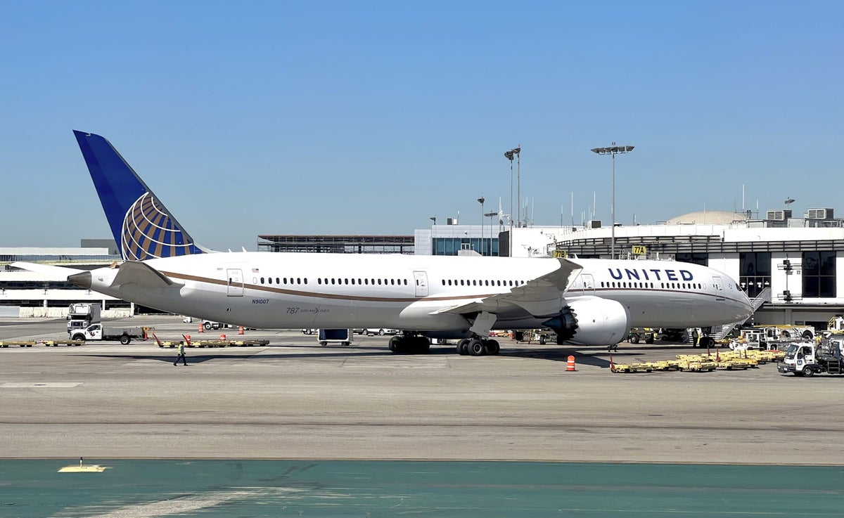 A United Airlines Boeing 787-10 Dreamliner at LAX