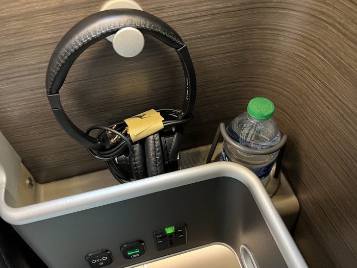 Qantas 787 Business Class Headphones and Power Ports
