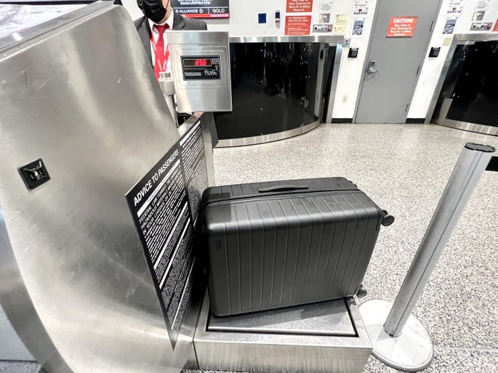 Avianca Boeing 787 Business Class MIA baggage weighing