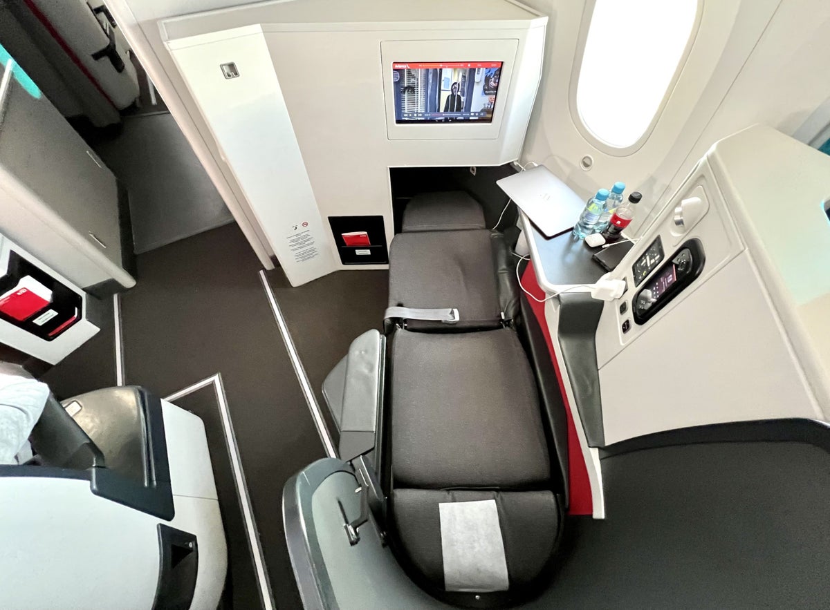 Avianca Boeing 787 Business Class seat lie flat from behind