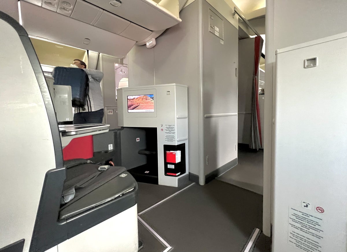 Avianca Boeing 787 Business Class seat privacy