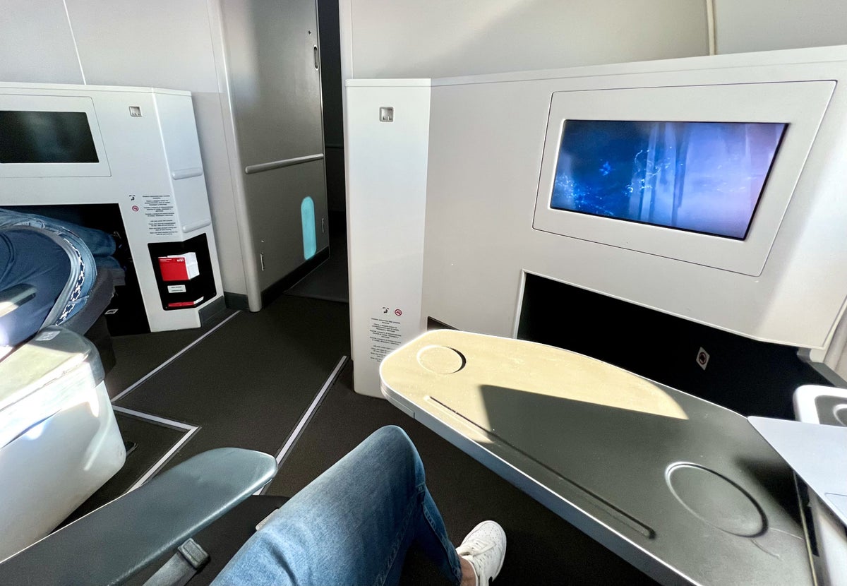 Avianca Boeing 787 Business Class seat space