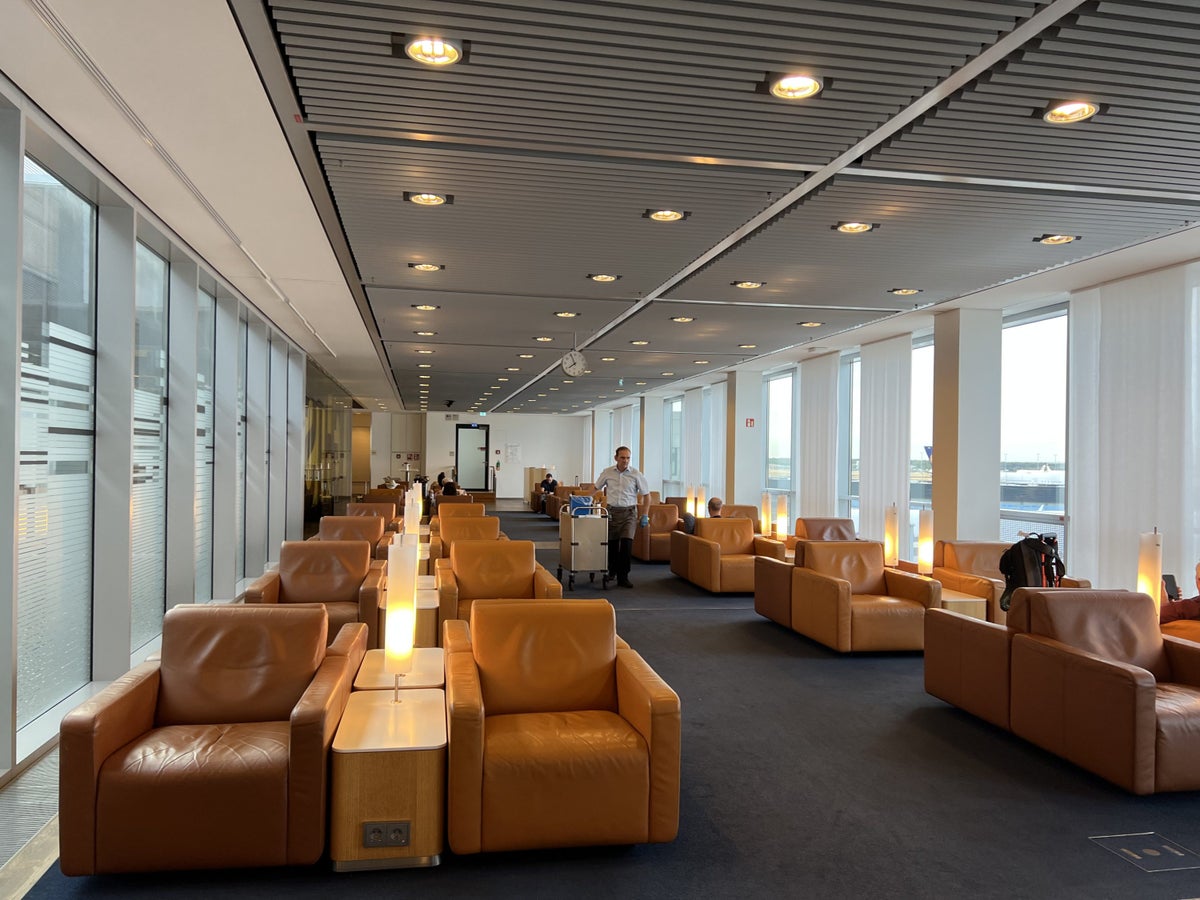Lufthansa Senator Lounge seating area