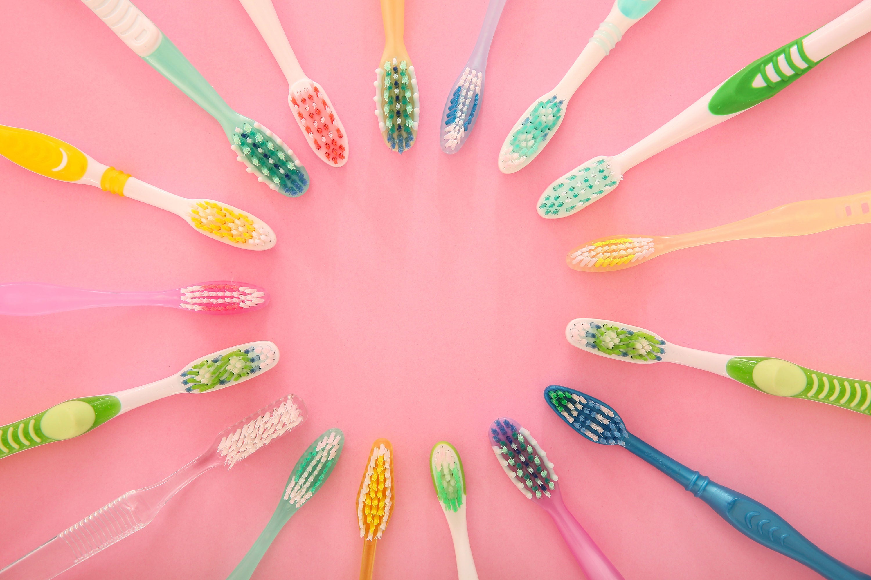 Many toothbrushes in a circle
