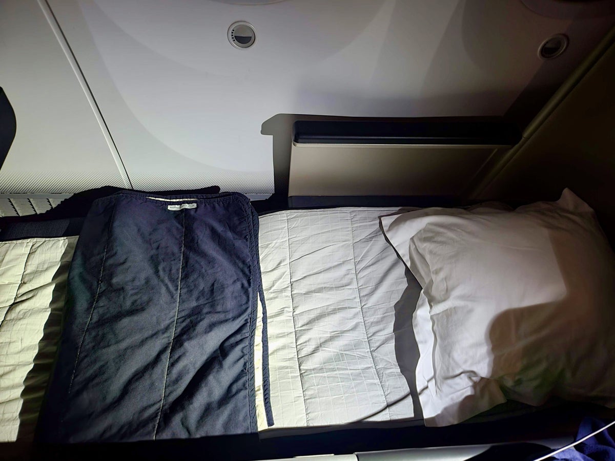 Qantas Airways LAX-MEL 787-9 business class sleep bed