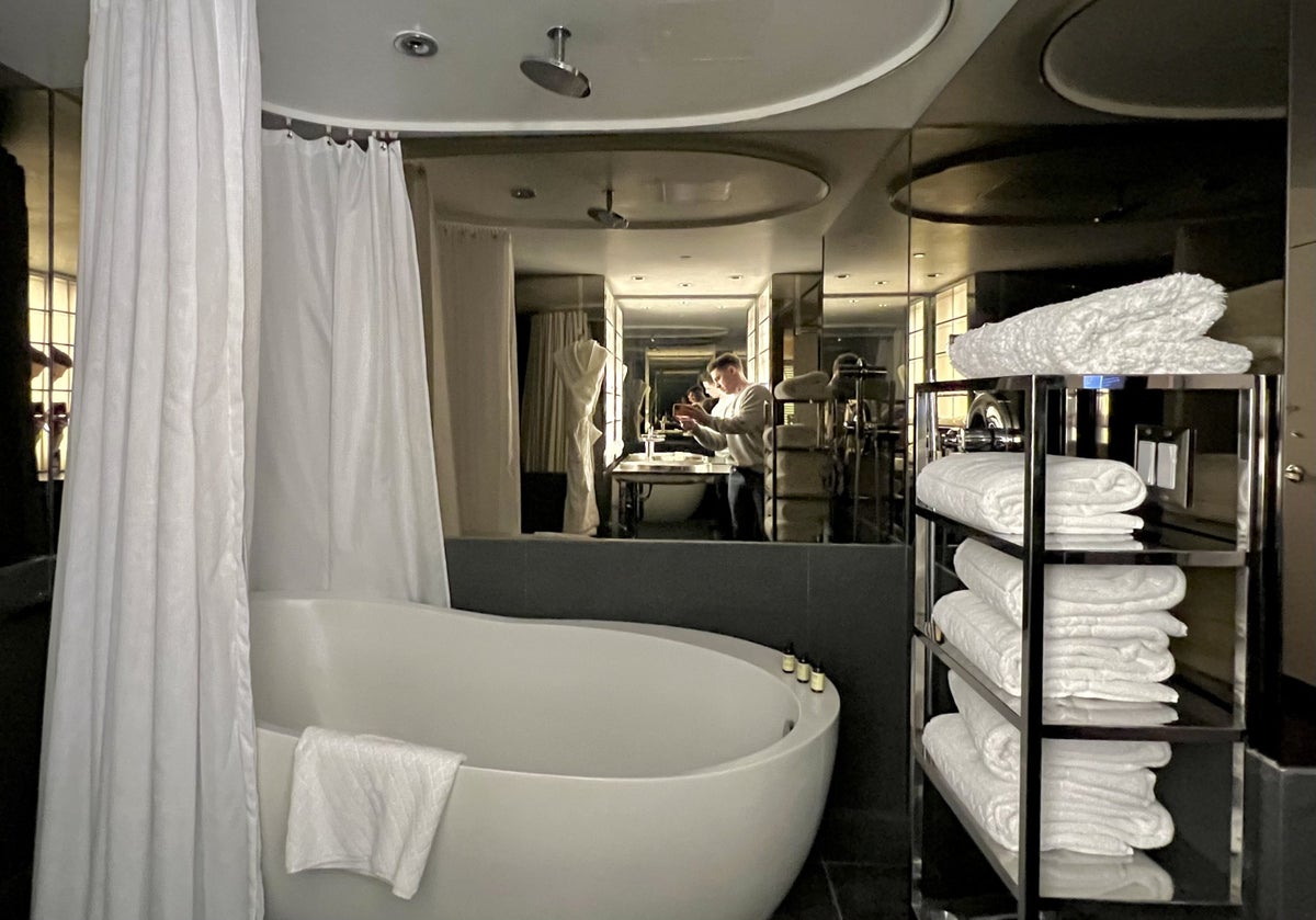 SLS Hotel, a Luxury Collection Hotel, Beverly Hills bathroom bath shower and towels