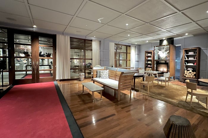 SLS Hotel, a Luxury Collection Hotel, Beverly Hills outside seating area