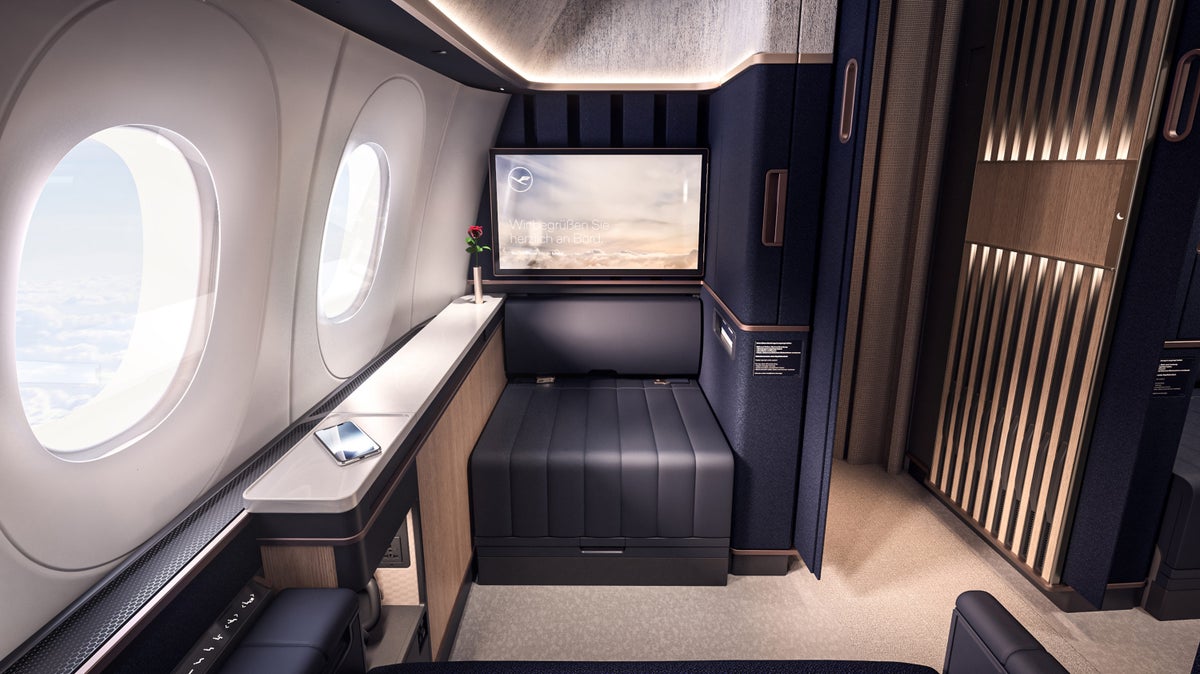 Lufthansa first class suite seat