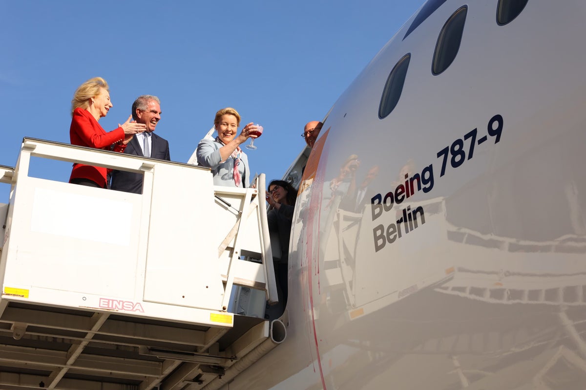 Toasting Lufthansas new Boeing 787 9 Dreamliner
