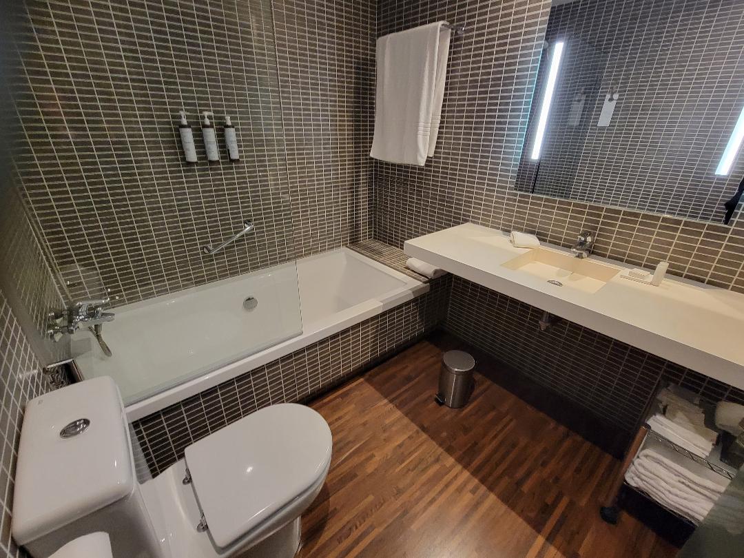 AC Hotel Alicante Bathroom