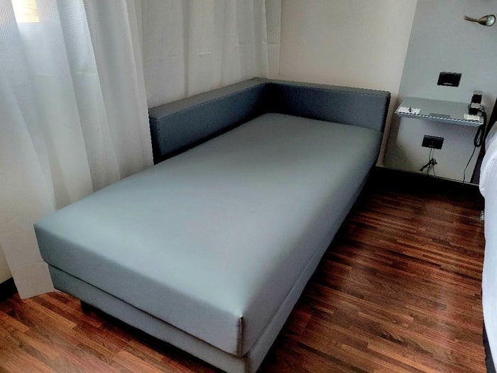 AC Hotel Alicante chaise lounge