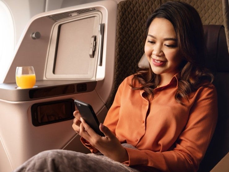 Singapore Airlines business class passenger Wi Fi
