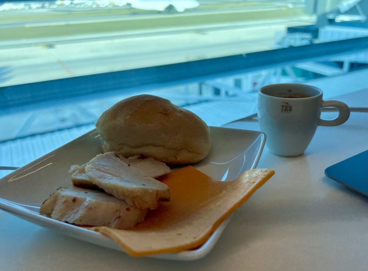 TAP Air Portugal Airbus A321LRneo business class LIS TAP lounge breakfast and espresso