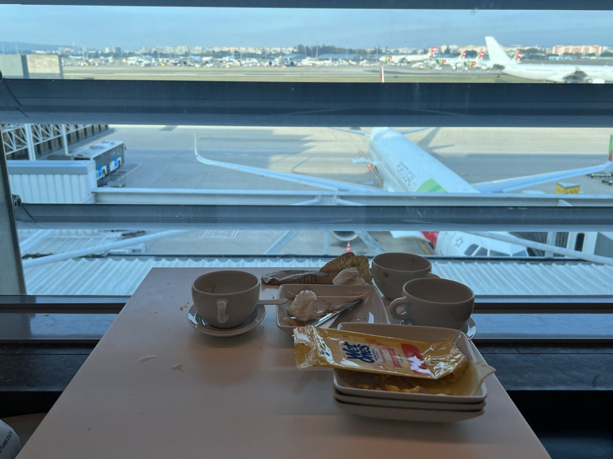 TAP Air Portugal Airbus A321LRneo business class LIS TAP lounge messy table