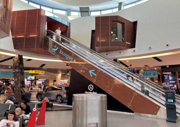 TAP Air Portugal Airbus A321LRneo business class LIS escalator to lounges