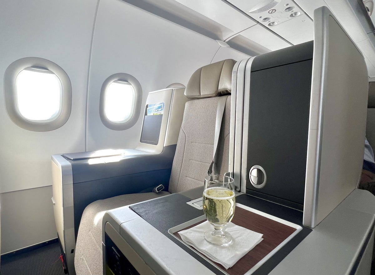 https://upgradedpoints.com/wp-content/uploads/2022/11/TAP-Air-Portugal-Airbus-A321LRneo-business-class-seat-and-sparkling-wine.jpeg?auto=webp&disable=upscale&width=1200