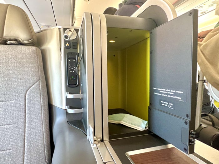 TAP Air Portugal Airbus A321LRneo business class seat storage