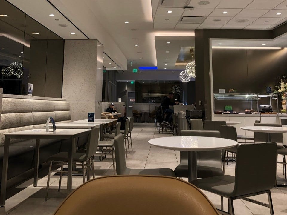 List Of Airport Lounges At Dallas Fort Worth Airport [DFW]