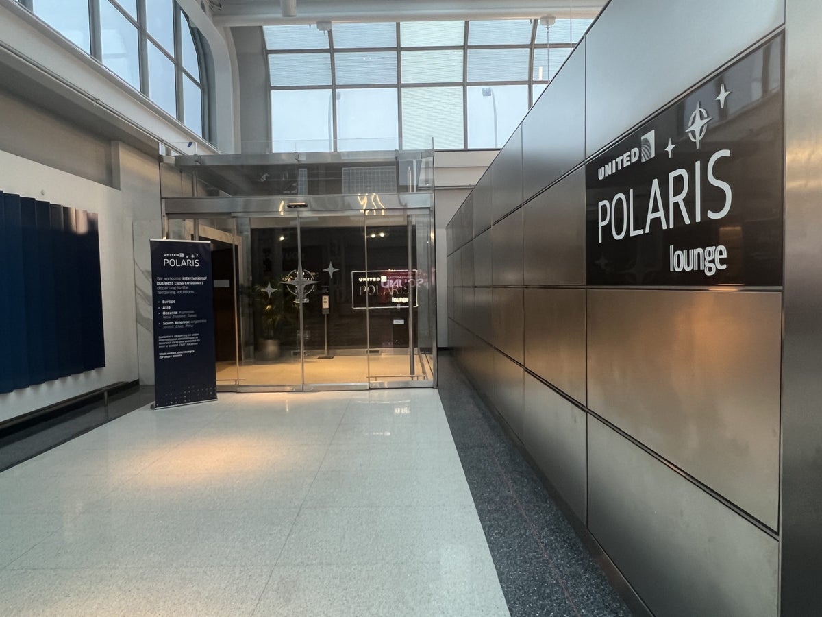 Full List of United Polaris Lounges — Locations, Hours, Amenities, and More [2023]