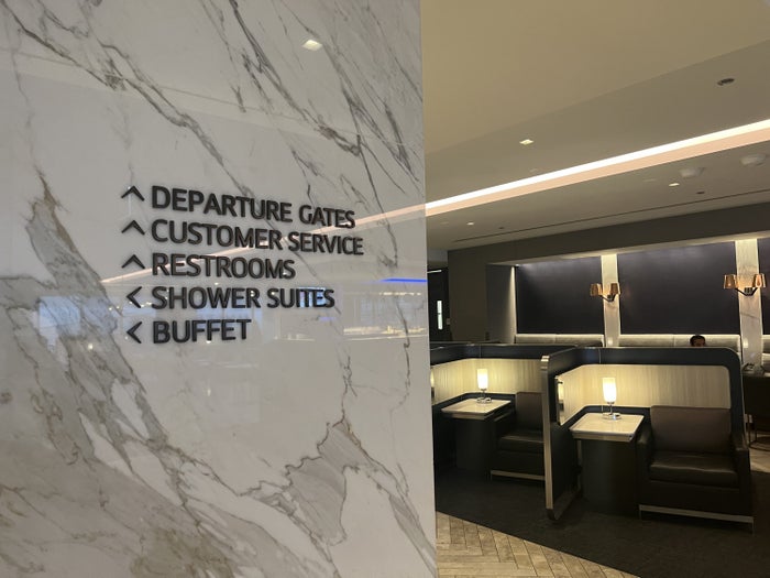 United Polaris Lounge ORD Sign