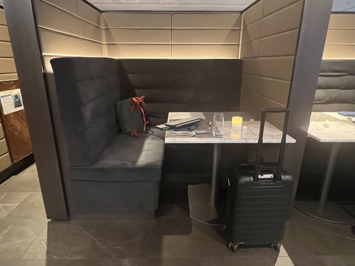 United Polaris Lounge Dining Room Seating